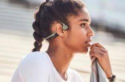 骨传导耳机是如何让佩戴者听到声音的？